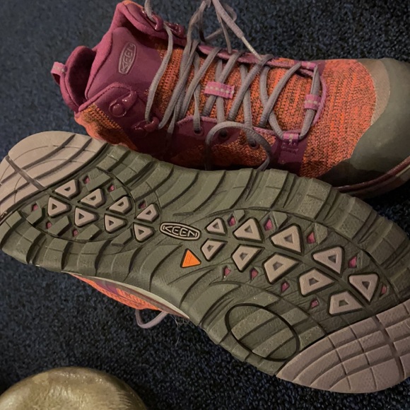 Keen waterproof hiking shoes - Picture 2 of 3